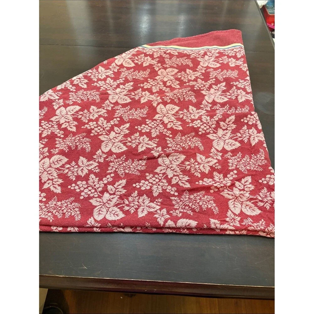 Martha Stewart Round Red and Cream Leaf Jacquard Textile